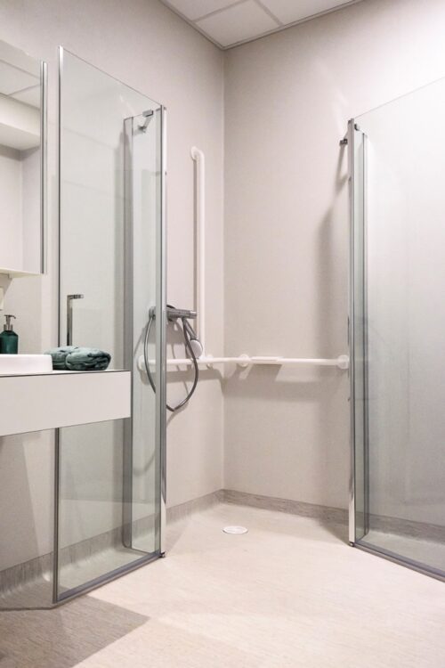 Assistentiewoningen Dobbelhof Aquaconcept was entrusted with supplying the shower screens for the conversion of the Volkskliniek in Ghent into the Assisted Living Residences Dobbelhof.